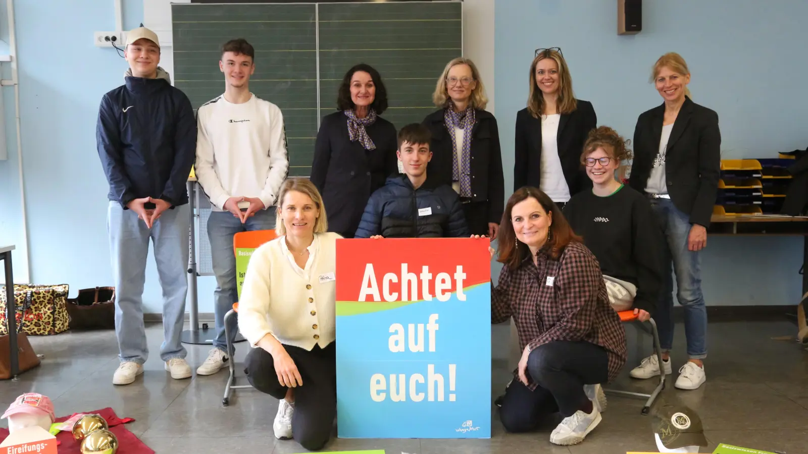 Dean Bodler, Michail Jung, Olga Wolf, Susanne Arendt, Mareike Fajen, Susanne Britz (von links, stehend) sowie Petra Giegold, Sebastian Lichtlein, Christine Rinderspacher-Steiner und Alexandra Stoppel (sitzend) zogen ein positives Fazit des Workshops. (Foto: Martina Kramer)