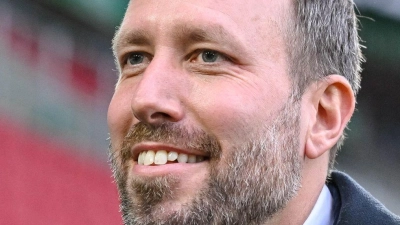 Augsburgs Geschäftsführer Michael Ströll glaubt an eine ähnlich starke Saison wie zuletzt. (Archivbild) (Foto: Harry Langer/dpa)