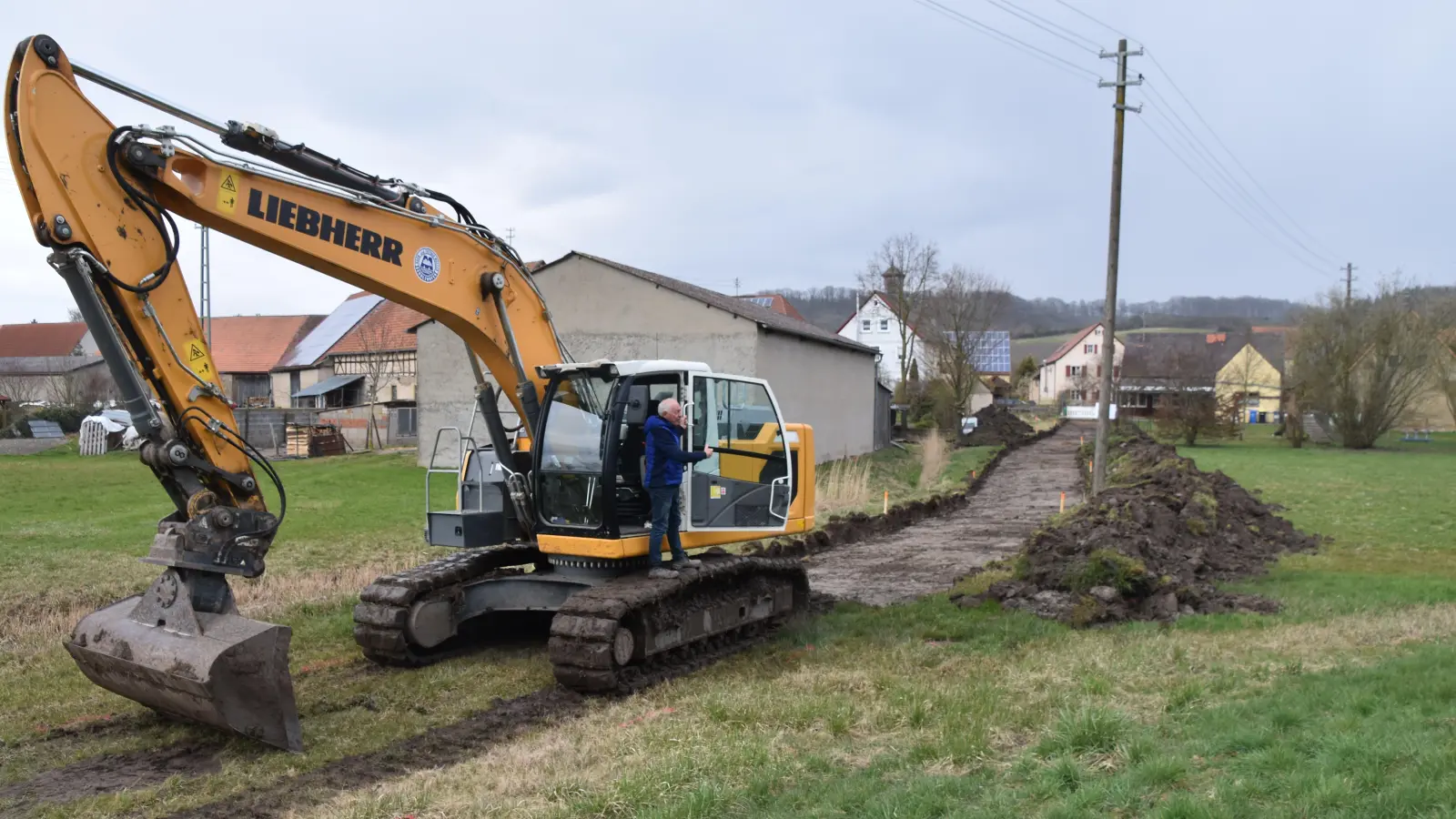 In und um Ziegenbach laufen seit etlichen Tagen die vorbereitenden Arbeiten für den Start der Baumaßnahmen an der B286. Unter anderem wird ein Behelfsweg (Foto) aus dem Dorf zur provisorischen Schulbushaltestelle angelegt. (Foto: Andreas Reum)