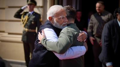 Auch Selenskyj bekommt seine Umarmung von Modi - genauso wie wenige Wochen zuvor Kremlchef Putin. (Foto: Ukrainian Presidential Press Office/AP/dpa)