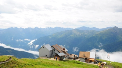 Der graue Anbau ganz links ist neu entstanden und beherbergt nun die Wirtsfamilie und das Personal. Auf der Hütte neben der neu gebauten Terrasse befindet sich die PV-Anlage. Rechts steht das ausgebaute Winterlager. (Foto: Jonas Volland)