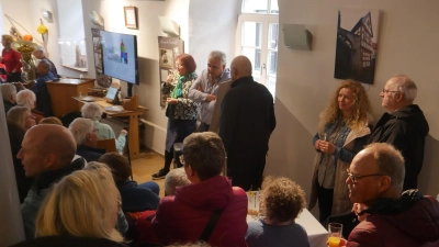 Zahlreiche Besucherinnen und Besucher waren ins Alte Rathaus in Scheinfeld gekommen, um bei der Auftaktveranstaltung der Scheinfelder Geschichten dabei zu sein. (Foto: Martina Hinkelmann )
