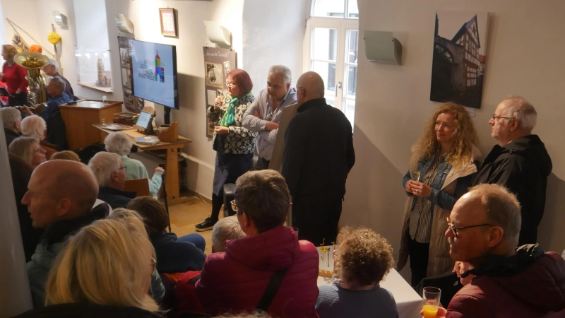 Zahlreiche Besucherinnen und Besucher waren ins Alte Rathaus in Scheinfeld gekommen, um bei der Auftaktveranstaltung der Scheinfelder Geschichten dabei zu sein. (Foto: Martina Hinkelmann )
