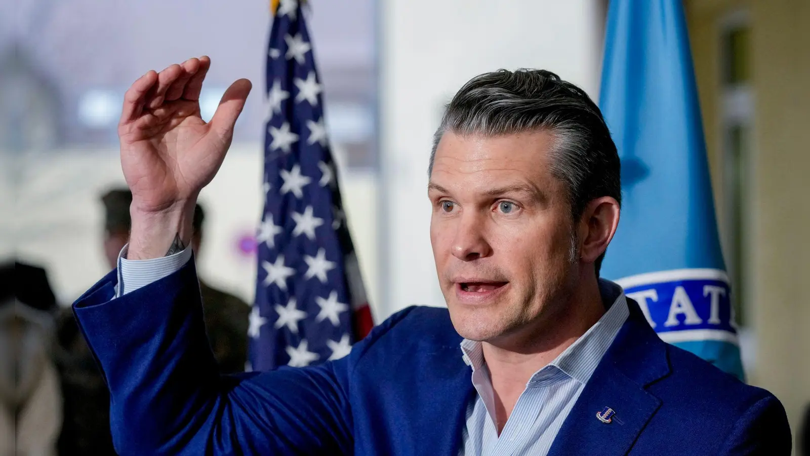 Pentagon-Chef Hegseth stellt eine Überprüfung der amerikanischen Truppenstärke überall in Aussicht.  (Foto: Michael Probst/AP/dpa)