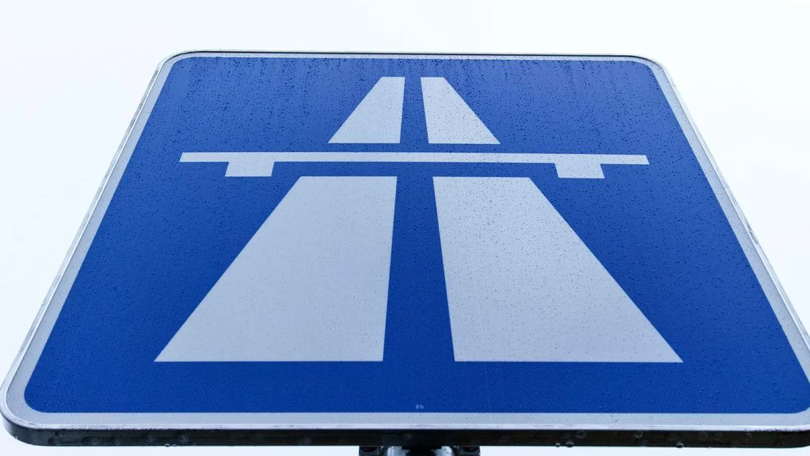 Die Autobahn GmbH informiert über die Sperrungen. (Symbolbild) (Foto: Friso Gentsch/dpa)