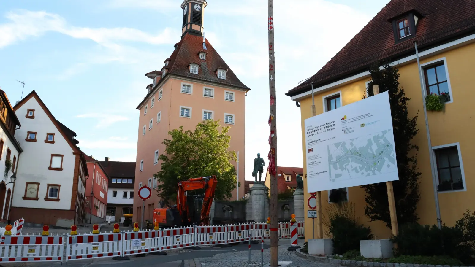 Abgeriegelt: Für Autos ist kein Durchkommen, Fußgänger können sich aber den Weg durch die Stadt und zu allen Geschäften bahnen. (Foto: Antonia Müller)