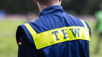 Bei der Bergung des Autos waren Feuerwehr und THW im Einsatz. (Symbolbild) (Foto: Marcel Kusch/dpa)