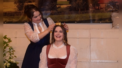 Julia Schmidt krönt Christiane Hahn zur neuen Ippesheimer Weinprinzessin. (Foto: Gerhard Krämer)