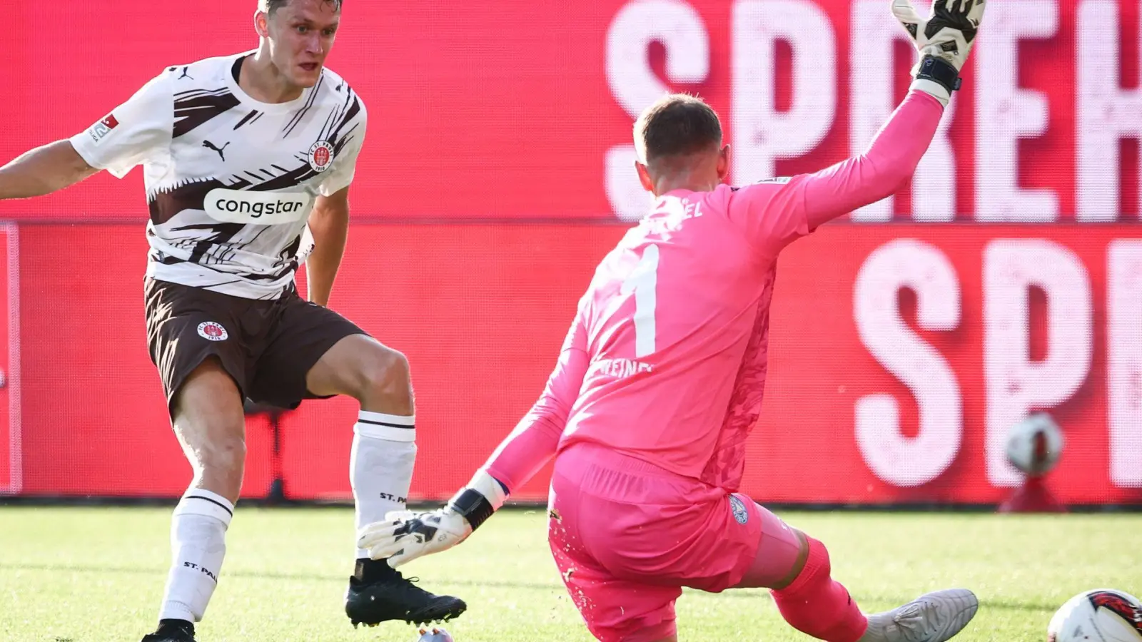Martijn Kaars überwindet Kiels Keeper Timon Weiner zum 1:0 für den FC St. Pauli. (Foto: Christian Charisius/dpa)