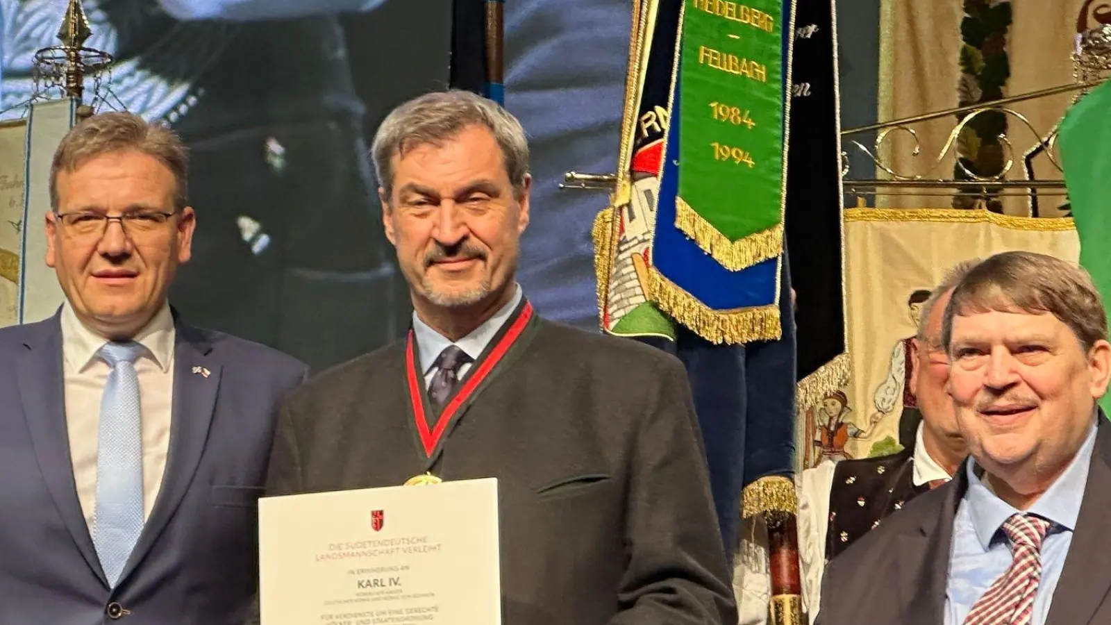 Im Juni trafen sich die Sudetendeutschen in Regensburg und verliehen dem bayerischen Ministerpräsidenten Markus Söder den Europäischen Karls-Preis der Landsmannschaft. Im nächsten Jahr soll das traditionelle Pfingsttreffen nun erstmals in Tschechien stattfinden. (Archivbild) (Foto: Ute Wessels/dpa)