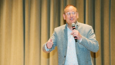 Komödiant Volker Heißmann – bekannt durch „Fastnacht in Franken“ – versüßte den Landfrauentag des Bayerischen Bauernverbands Ansbach mit seinen Witzen. (Foto: Stefan Neidl)