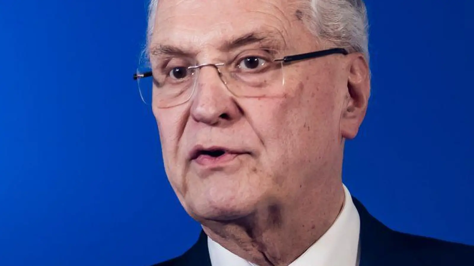 Bayerns Innenminister Joachim Herrmann (CSU) berichtete zu den mutmaßlichen Anschlagsplänen auf einen Weihnachtsmarkt im Raum Dingolfing im Dezember 2025. (Archivbild) (Foto: Christoph Soeder/dpa)