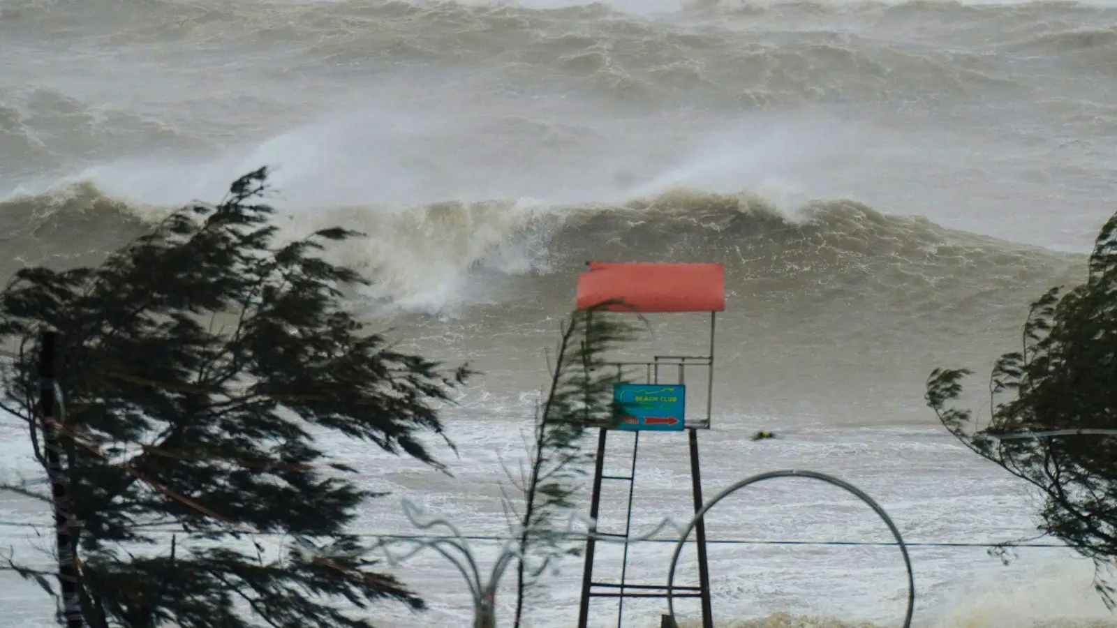 Taifun „Kajiki“ wütete in Vietnam mit meterhohen Wellen. (Foto: Duc Hung/VNExpress via AP/dpa)