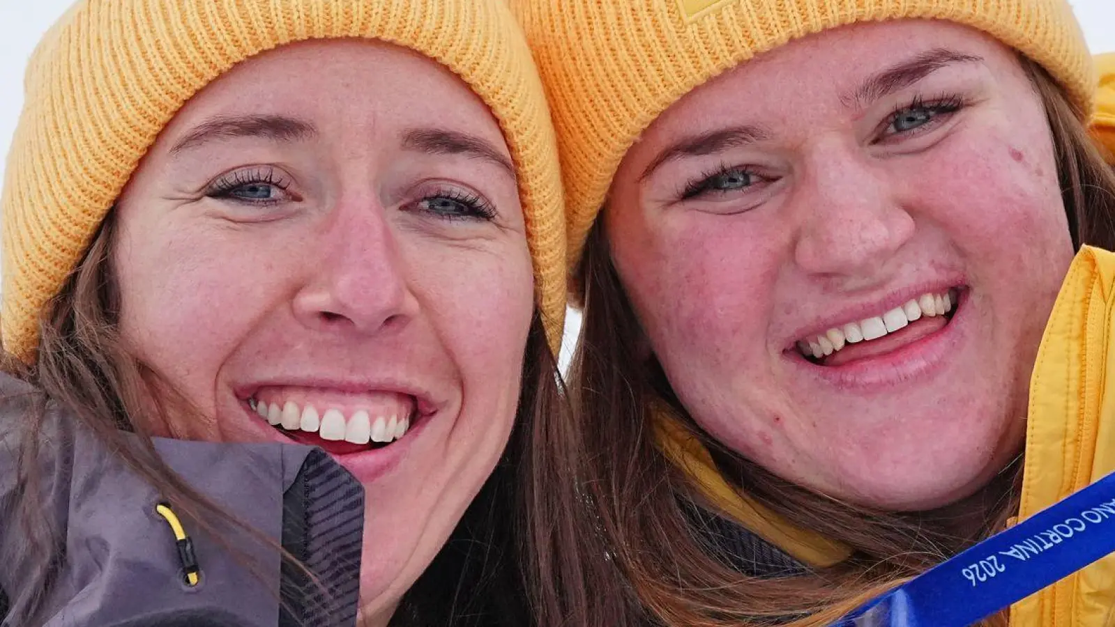 Kira Weidle-Winkelmann (links) jubelt zusammen mit Emma Aicher über Kombi-Silber. (Foto: Michael Kappeler/dpa)