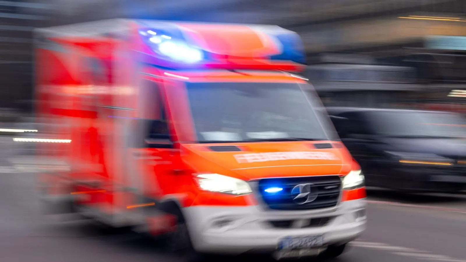 Ein Rettungswagen bringt die Schwerverletzten in die Klinik. (Symbolbild) (Foto: Monika Skolimowska/dpa)