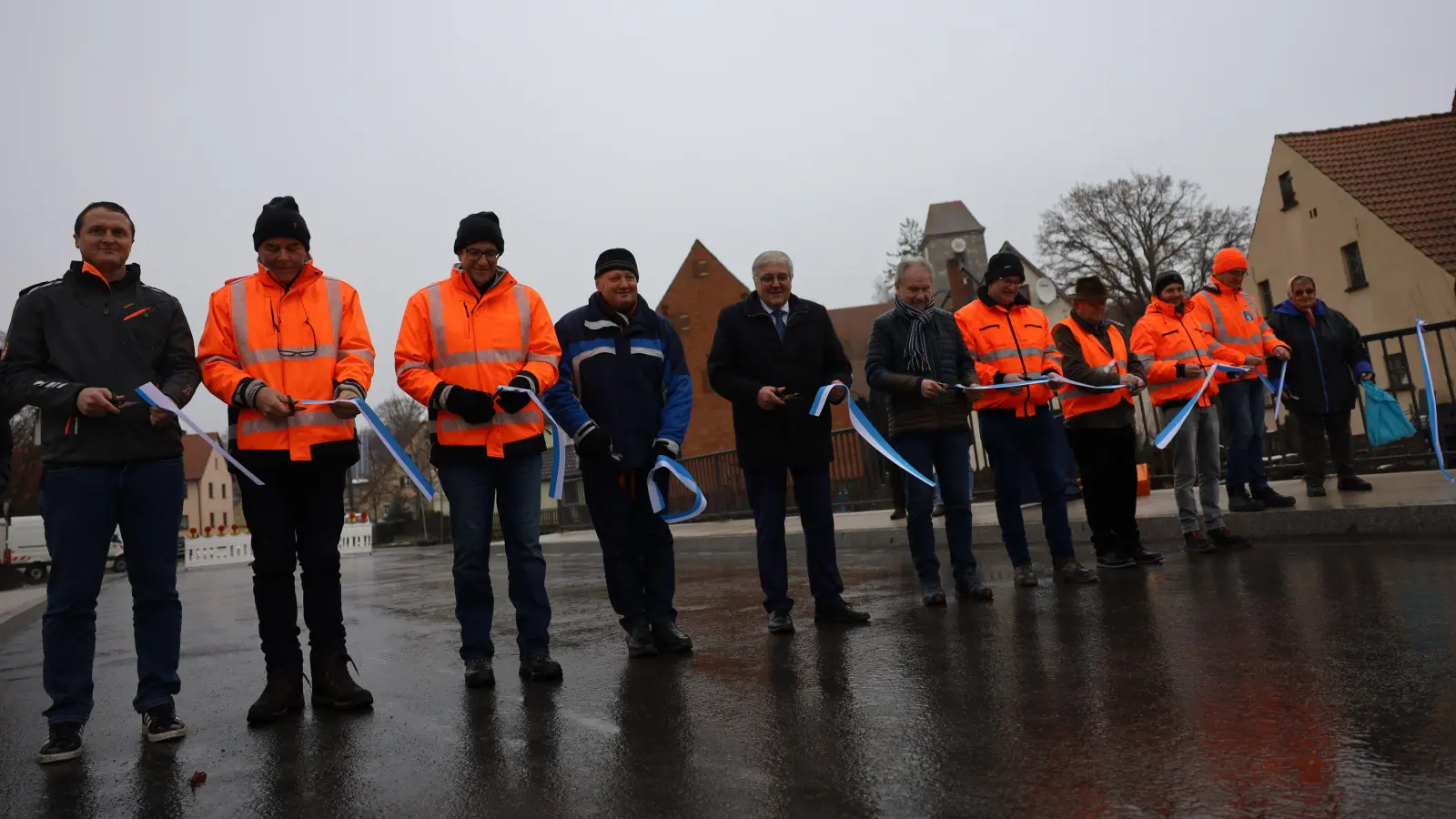 Zusammen mit Landrat Helmut Weiß (Fünfter von links) und Bürgermeister Gerhard Eichner (rechts daneben) griffen etliche Behörden- und Firmenvertreter zu den Scheren, um die neue Brücke ihrer Bestimmung zu übergeben. (Foto: Karl-Heinz Panzer)