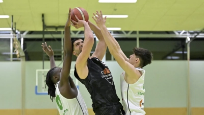 In der Abwehr gefordert: Die Ansbacher Emmanuel Ngan (links) und Lazar Jalovi mit dem Neustädter Topscorer Nedal Jenniat. (Foto: Martin Rügner)