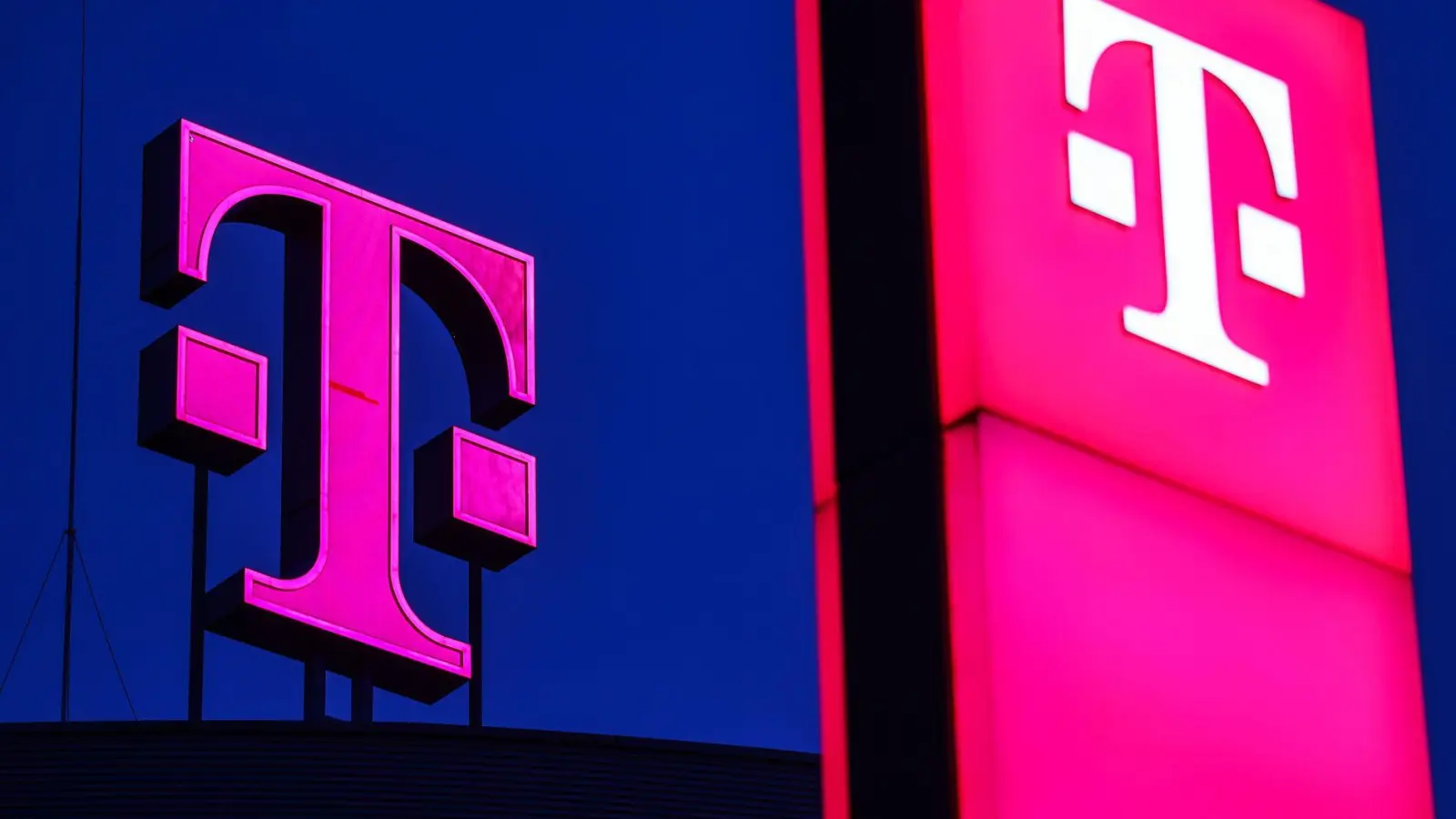 Die Telekom darf in ihrem Mobilfunknetz die Netzanzeige nicht durch einen Werbeslogan ersetzen, hat das Landgericht Köln entschieden. (Symbolbild) (Foto: Oliver Berg/dpa)