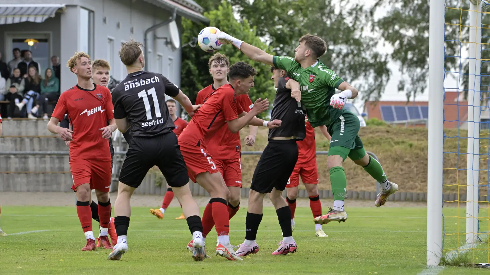 Herr des Getümmels: Neumarkts Torhüter Nick Guttenberger faustet den Ball vor den Ansbachern Pepe Brekner (direkt unter ihm) und Niklas Seefried (Nummer 11) weg. (Foto: Martin Rügner)