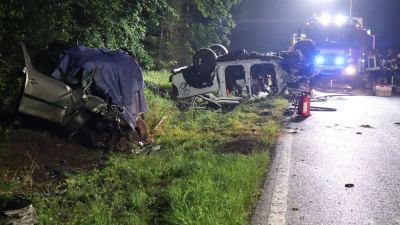 Zwei Tote, einen Schwerverletzen und drei Leichtverletzte forderte dieser Unfall bei Gersbronn. Die Trümmer lagen auf einer Strecke von 200 Metern auf der Straße verstreut. (Foto: Gudrun Bayer)