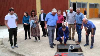 Die Mitglieder des Klimaforums des Landkreises schauten sich die zum Niederschlagswasserspeicher umgebaute Güllegrube von Peter Weidt in Gollhofen an. (Foto: Gerhard Krämer)