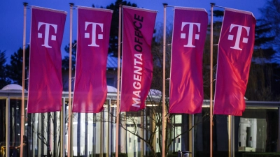 Bei der Telekom gibt es Grund zur Freude: Der Magenta-Konzern hat einen KI-Auftrag des Bundes an Land gezogen. (Archivbild) (Foto: Oliver Berg/dpa)