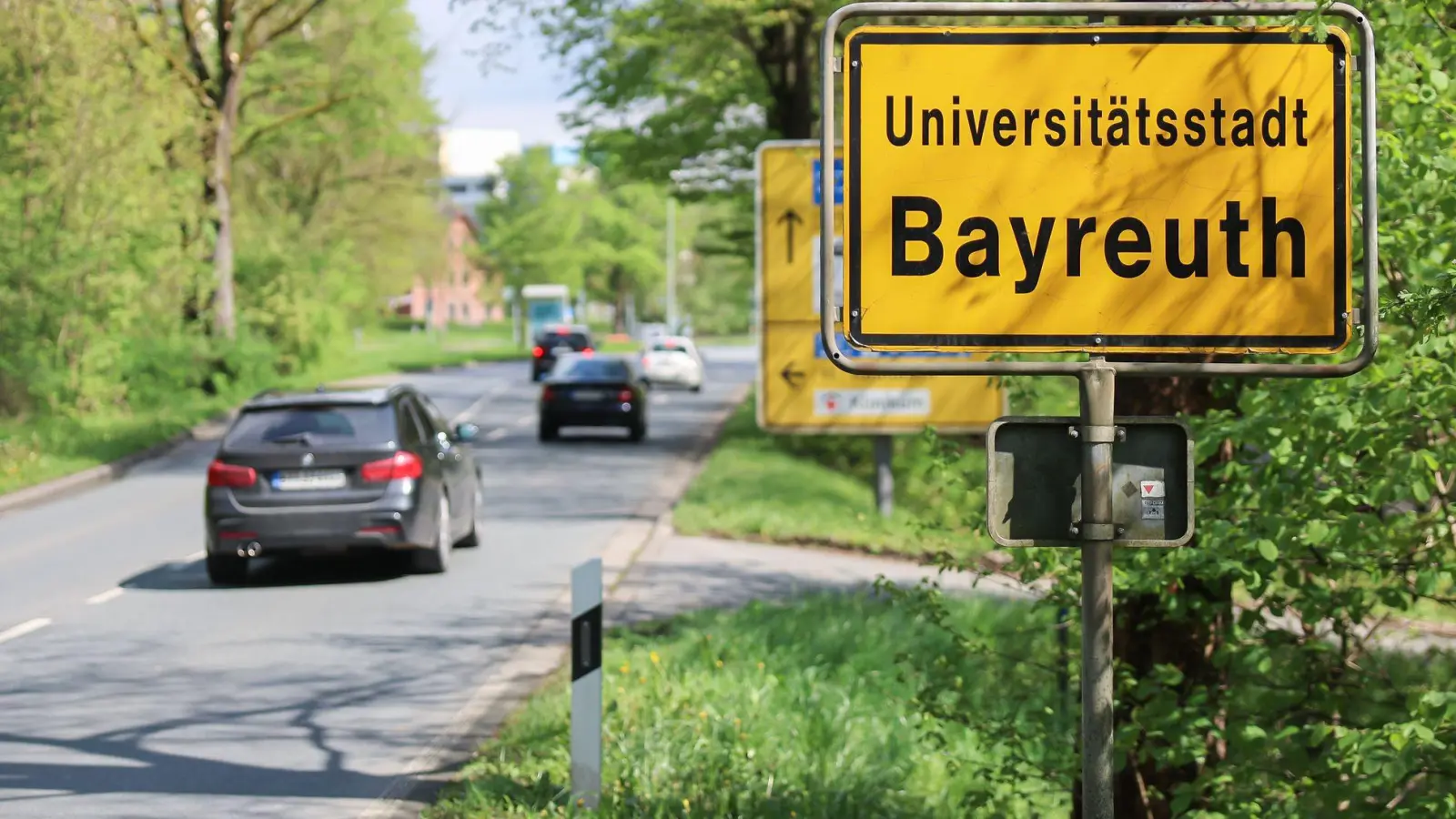In Bayreuth gibt es Verkehrsprobleme nach einem Wasserrohrbruch. (Symbolbild) (Foto: Daniel Löb/dpa)