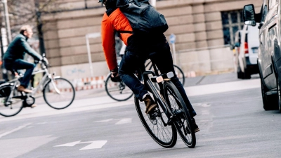 Weniger CO2 pro Kilometer: Ein Pedelec verursacht je gefahrenem Kilometer weit weniger CO2 als ein Auto – selbst wenn der Energieverbrauch des Akkus einbezogen wird. (Foto: Zacharie Scheurer/dpa-tmn)