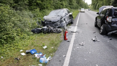 Zu einem schweren Verkehrsunfall mit insgesamt fünf beteiligten Fahrzeugen, darunter einem Motorrad, ist es am Sonntagabend auf der B8 zwischen Langenzenn und Neustadt gekommen. (Foto: NEWS5 / David Oßwald)