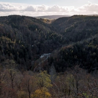 Blick in das Höllental, über das die Höllentalbrücke gebaut werden soll.  (Foto: Daniel Vogl/dpa)