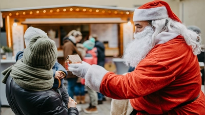Am Sonntag dürfen sich die Kinder auf den Besuch des Weihnachtsmanns freuen, der kleine Geschenke verteilt. (Foto: Stadt Windsbach)
