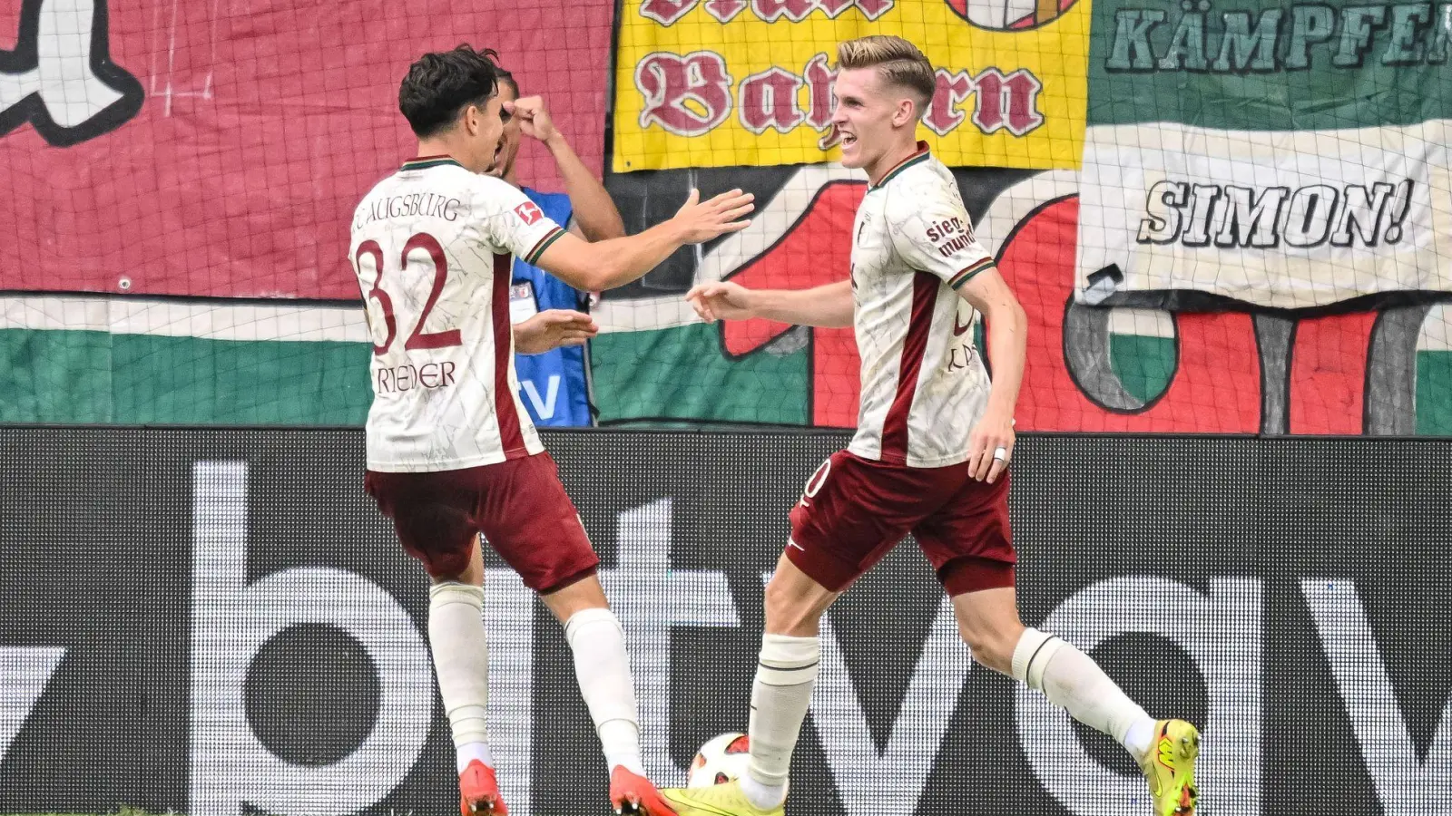 Bärenstark vor den Augen des Bundestrainers: Anton Kade (r) beim Torjubel nach seinem 2:0.   (Foto: Harry Langer/dpa)