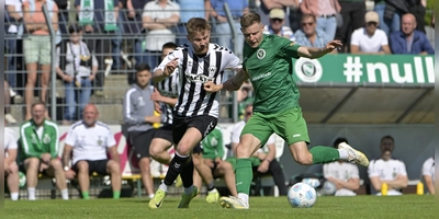 Er ist der, der immer spielt: Riko Manz (rechts), hier mit Alexander Gordok (Burghausen). (Foto: Martin Rügner)
