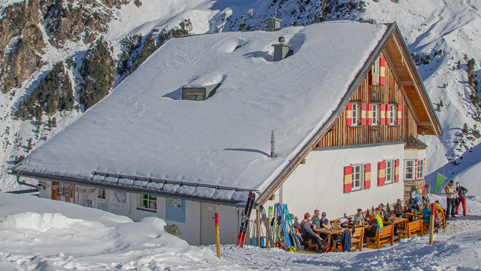 Die vergangene Wintersaison stellte die Betreiber der Potsdamer Hütte sowie die Sektion Dinkelsbühl-Crailsheim des Deutschen Alpenvereins (DAV) vor außergewöhnliche Herausforderungen. (Foto: DAV/Sven Bissert)