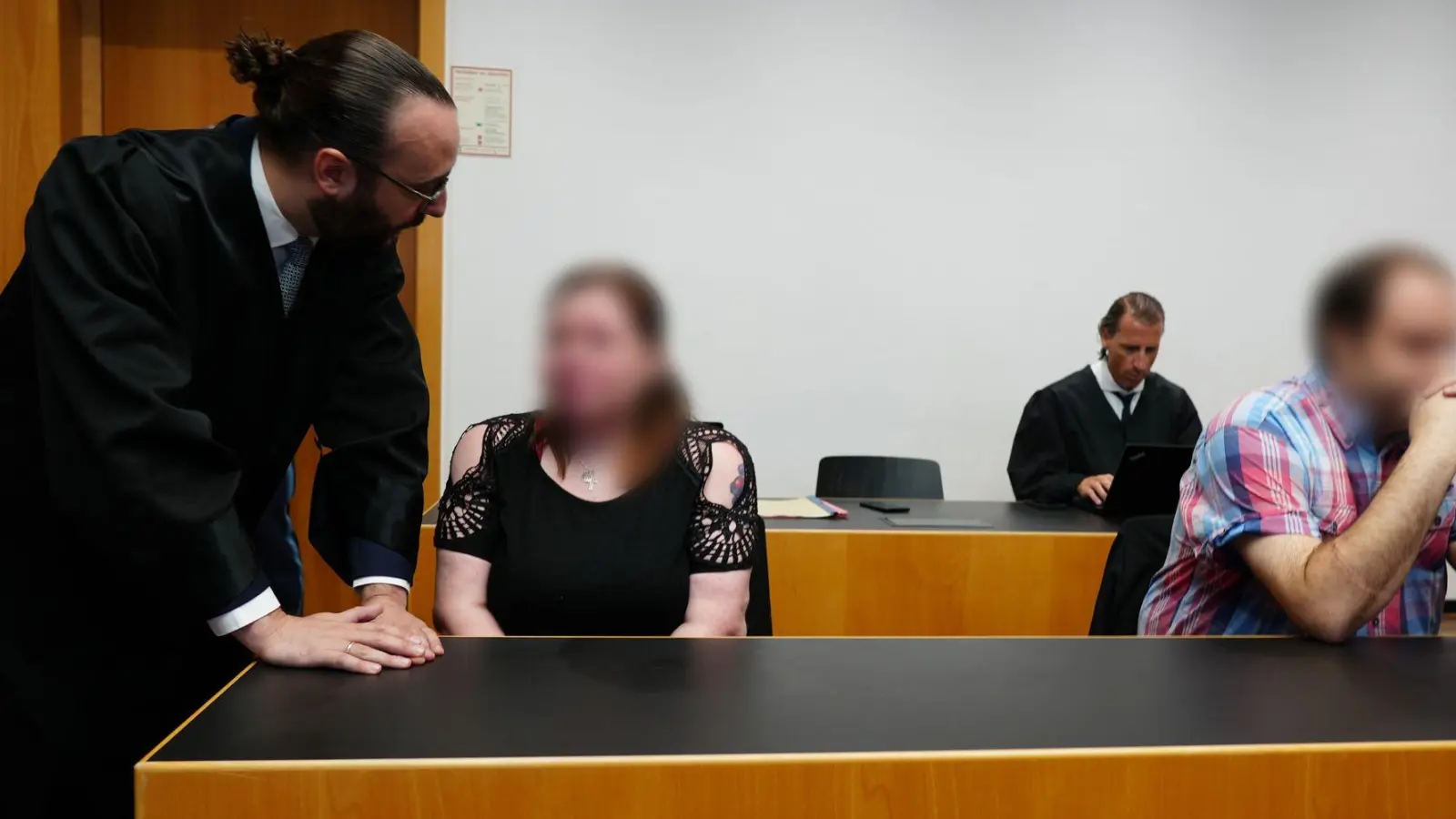 Den beiden Angeklagten, hier im ersten Prozess vor dem Amtsgericht, droht eine Gefängnisstrafe wegen Misshandlung ihres Sohnes. (Archivbild) (Foto: Ulf Vogler/dpa)