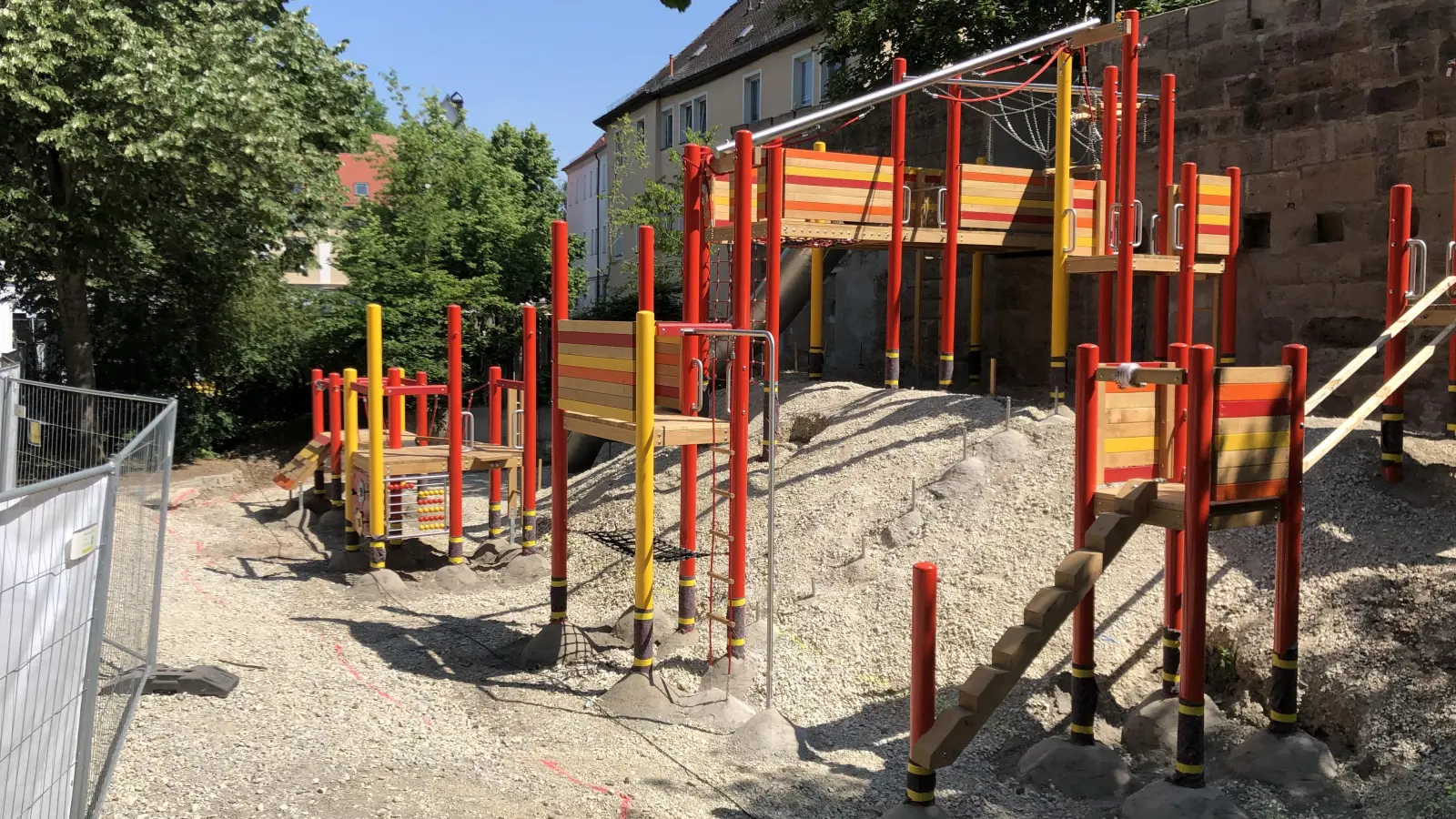 Das neue „Großspielgerät“ ist aufgestellt und die Stützen einbetoniert. Doch noch fehlen Sand und ein Fallschutz auf dem Boden. Die Besucher des Altstadtfestes müssen sich an Bauzäunen vorbei ihren Weg bahnen. (Foto: Florian Pöhlmann)