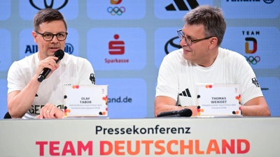 DOSB-Chef Thomas Weikert (r) und Chef de Mission Olaf Tabor hoffen auf viele Medaillen in Paris. (Foto: Sina Schuldt/dpa)