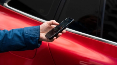 Kontakte und Apps: Wer seine Privatsphäre schützen möchte, sollte bei der Rückgabe des Mietwagens die gespeicherten persönlichen Daten löschen. (Foto: Bernd Diekjobst/dpa-tmn)