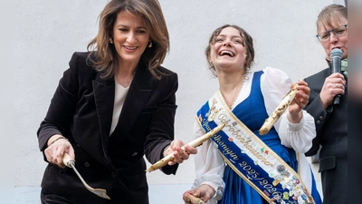 Michaela Kaniber, (l, CSU) Staatsministerin für Ernährung, Landwirtschaft und Forsten, und Franziska Schweiger, amtierende Spargelkönigin 2025/2026, eröffnen auf dem Viktualienmarkt die Spargelsaison. (Foto: Peter Kneffel/dpa)