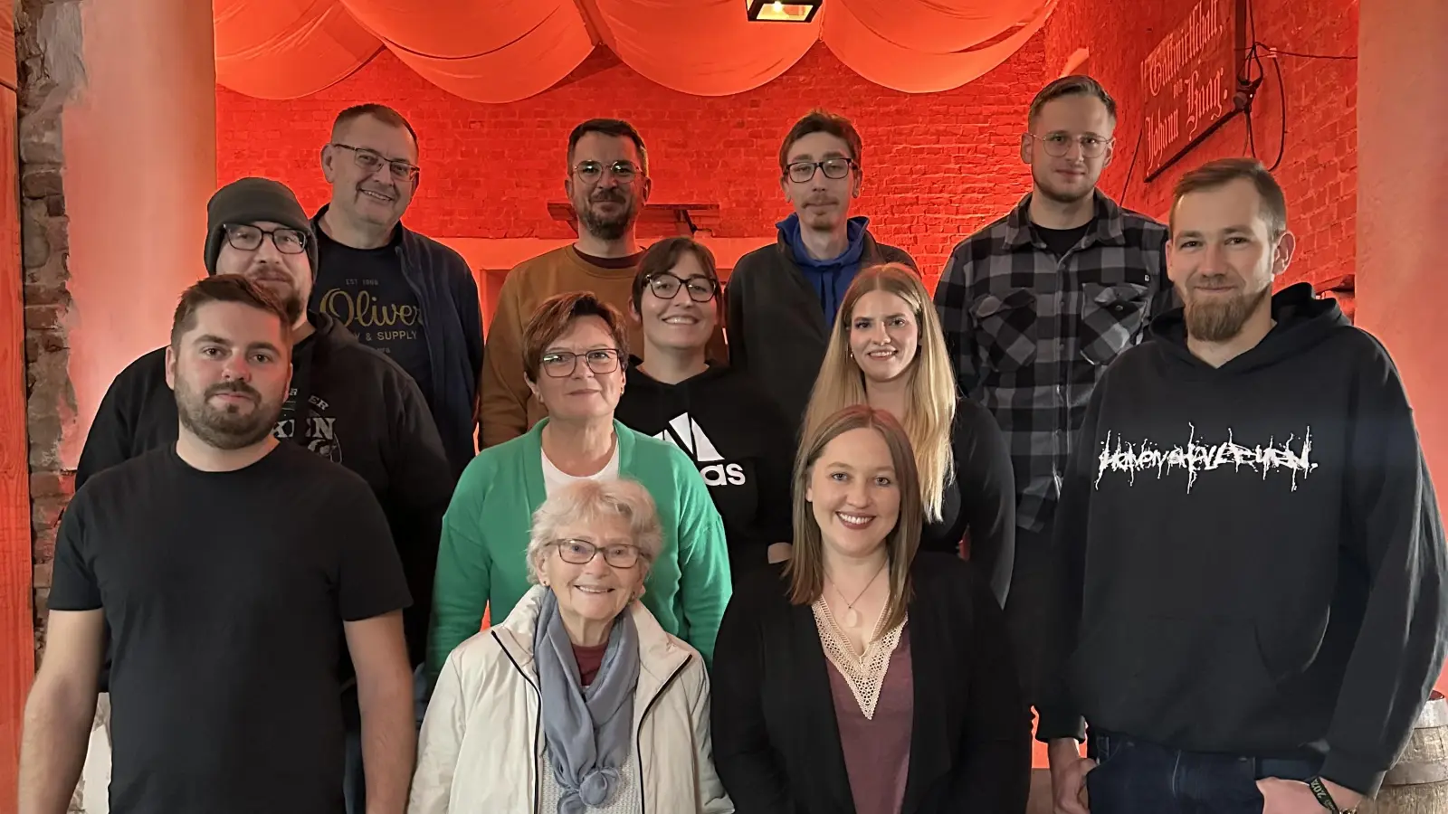 Die parteiunabhängige Bürgerinitiative „Wahlheimat Oberdachstetten” geht mit ihrer Bürgermeisterkandidatin Eileen Gillwald (Zweite von rechts, vorne) und Kandidatinnen und Kandidaten unterschiedlichen Alters ins Rennen bei der Gemeinderatswahl.  (Foto: Stefanie Schäfer-Dax)