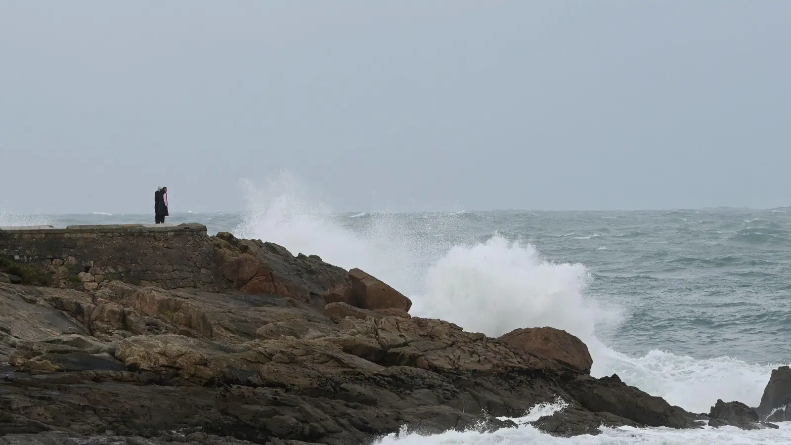 Die Küsten Galicien sind für ihre gerade im Herbst und Winter wilden Stürme bekannt. (Archiv-Bild) (Foto: M. Dylan/EUROPA PRESS/dpa)