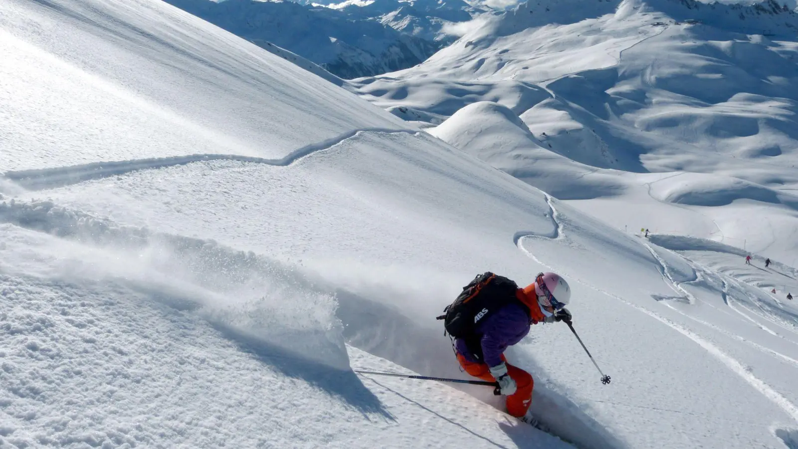 Solche Schwünge im Tiefschnee sind der Traum vieler Skifahrer: Doch das Lawinenrisiko sollte man dabei nie vergessen. (Foto: Florian Sanktjohanser/dpa-tmn)