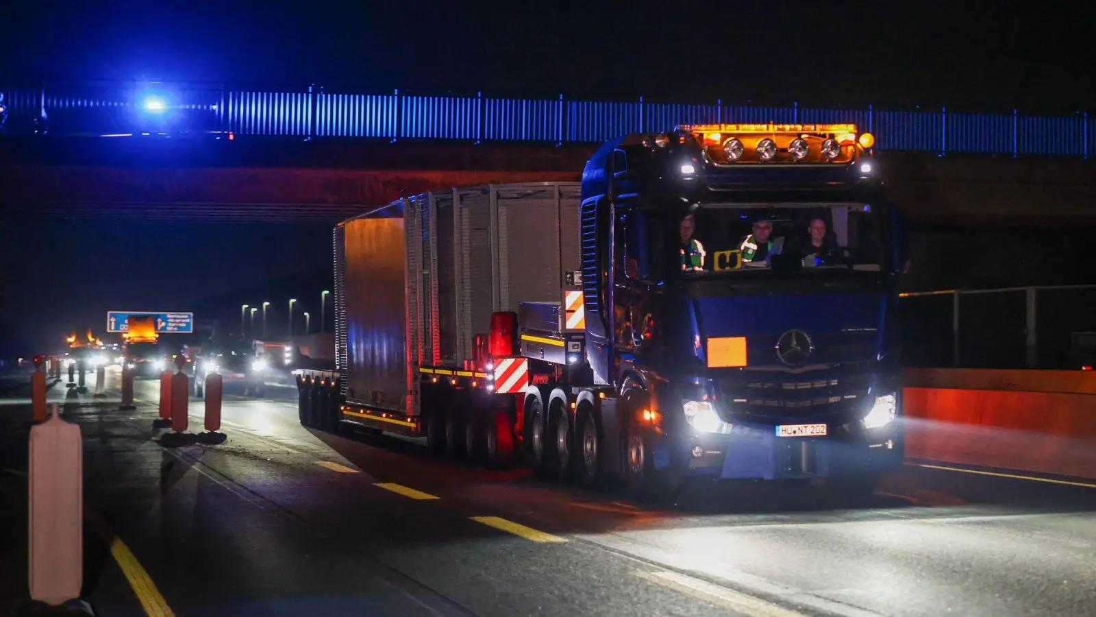 Ein Schwerlasttransporter, der einen Castor-Behälter mit Atommüll geladen hat, befährt die Bundesautobahn A3 in Höhe Bottrop, kurz bevor er auf die A31 in Richtung Münsterland wechselt. Castor-Transporte sind durch Nordrhein-Westfalen von Jülich nach Ahaus geplant. (Foto: Christoph Reichwein/dpa pool/dpa)