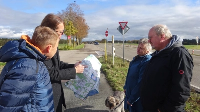 OLA-Chef Boris-André Meyer (Zweiter von links) erklärt einigen Anwohnern am Windmühlberg die Idee, wie ein Radweg entlang dieser Seite der B14 verlaufen könnte. (Foto: Florian Pöhlmann)