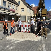 Bürgermeister Jörg Edelmann (Dritter von links) sowie Mario Strobel (rechts) vom Stadtbauamt mit den Vertretern der an der Baumaßnahme beteiligten Firmen.  (Foto: Stadt Wassertrüdingen/Svenja Durst)