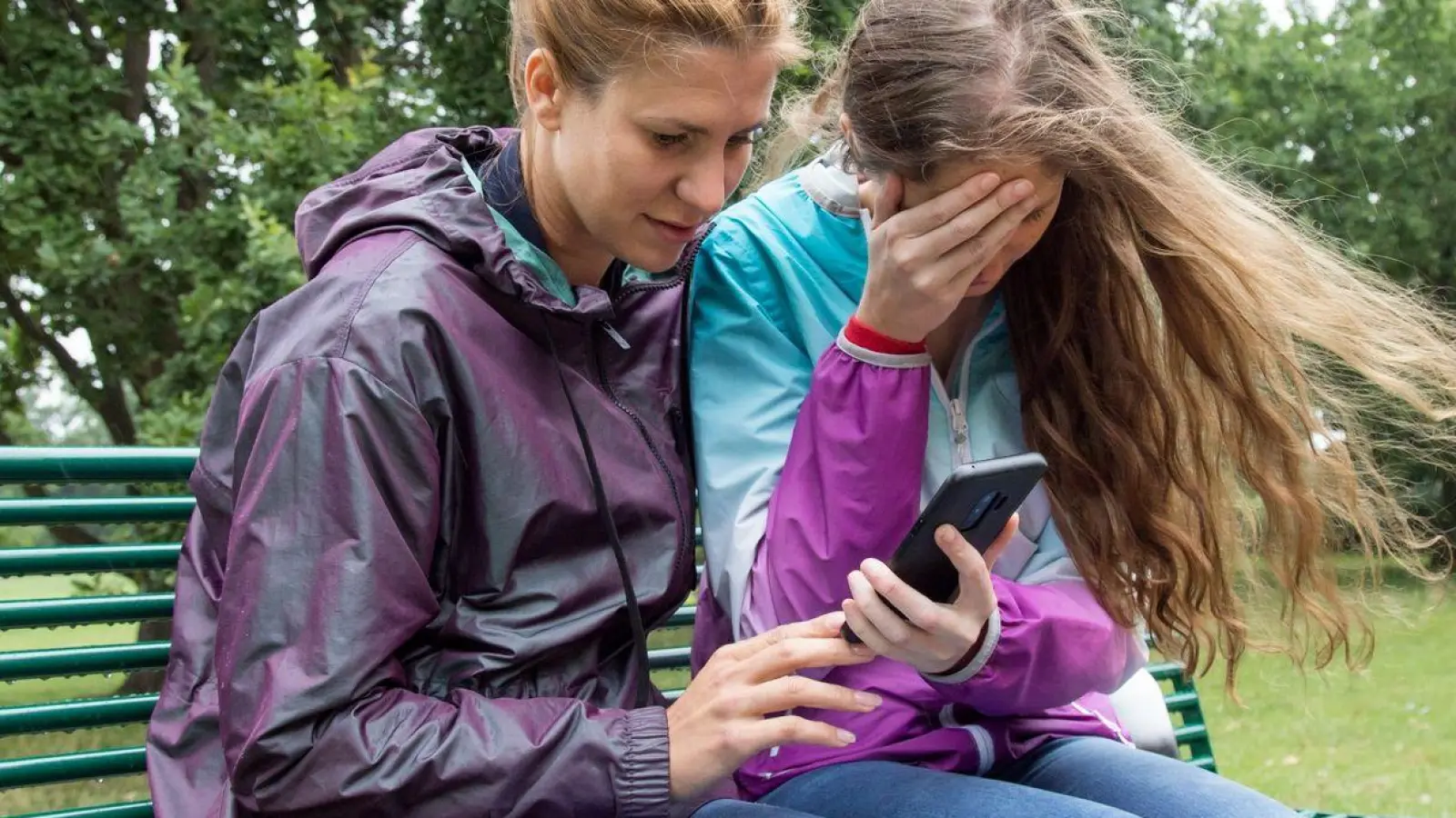 Manipulierte Bilder und Videos können Kinder und Jugendliche schnell zur Zielscheibe von Cybermobbing machen. (zu dpa: „Mobbing-Gefahr: KI-Bilder können Kinder bloßstellen“) (Foto: Christin Klose/dpa-tmn/dpa)