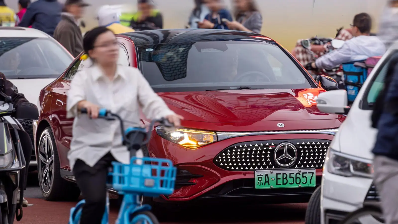 Gechillt durchs Gewusel: Im dichten Stadtverkehr haben Autofahrer alle Hände voll zu tun - oder eben nicht, wenn das Auto autonom fahren kann. (Foto: Mercedes-Benz AG/dpa-tmn)