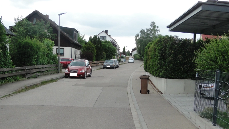 Die Steinfeldstraße im Ortsteil Eyb ist eine ruhige Wohnstraße. Im März 2021 überraschten Erschließungsbescheide der Stadt die Anwohnenden, die zum Teil bereits seit 1967 hier wohnen. (Foto: Winfried Vennemann)