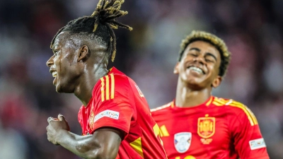 Spaniens Nico Williams (l) jubelt nach seinem Tor zum 3:1 mit Lamine Yamal. (Foto: Rolf Vennenbernd/dpa)