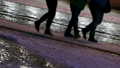 Wenn eine Eisschicht das Kopfsteinpflaster ziert, sind Stürze fast schon vorprogrammiert. In dem Fall ist vor allem eines wichtig: Abrollen. (Foto: Karl-Josef Hildenbrand/dpa/dpa-tmn)